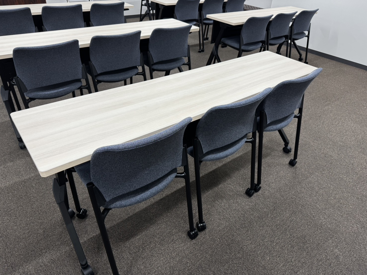 スッタキング可能なキャスター付きチェア